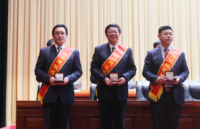 集團獲評天橋區(qū)經濟建設突出貢獻獎單位  牟曉巖總經理榮獲天橋區(qū)經濟建設功勛獎